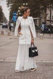 Женщина вне модных парадов Cavalli строя на неделя 2014 моды женщин милана стоковое изображение rf Женщина вне модных парадов Cavalli строя на неделя 2014 моды женщин милана стоковое изображение rf
