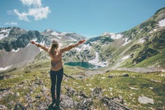 Женщина вручает поднятый наслаждающся приключением образа жизни перемещения гор и озера ландшафта стоковое изображение Женщина вручает поднятый наслаждающся приключением образа жизни перемещения гор и озера ландшафта стоковое изображение