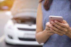 Женщина вызывает механика автомобиля потому что ее автомобиль сломленн стоковые изображения rf Женщина вызывает механика автомобиля потому что ее автомобиль сломленн стоковые изображения rf