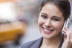Женщина говоря на сотовом телефоне в Нью-Йорке стоковые изображения Женщина говоря на сотовом телефоне в Нью-Йорке стоковые изображения
