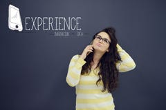 Женщина говоря на телефоне перед предпосылкой с вычерченными диаграммами дела Стоковая Фотография RF Женщина говоря на телефоне перед предпосылкой с вычерченными диаграммами дела Стоковая Фотография RF