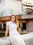женщина города одного задумчивая отдыхая стоковая фотография женщина города одного задумчивая отдыхая стоковая фотография