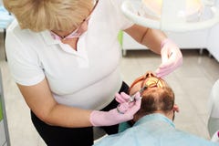 Женщина дантиста делает анестезируя впрыску внутри терпеливый рот ` s стоковые фото Женщина дантиста делает анестезируя впрыску внутри терпеливый рот ` s стоковые фото