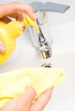 Женщина делая работы по дому в bathroom, очищать водопроводного крана стоковые изображения Женщина делая работы по дому в bathroom, очищать водопроводного крана стоковые изображения