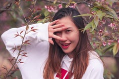 Женщина закрыла один глаз с ее рукой стоковое изображение Женщина закрыла один глаз с ее рукой стоковое изображение