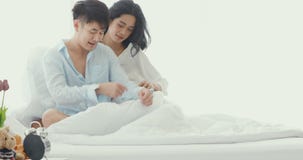 Женщина застегнутая на рукавах для ее парня акции видеоматериалы Женщина застегнутая на рукавах для ее парня акции видеоматериалы