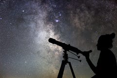 Женщина и ночное небо Наблюдать женщину звезд с телескопом стоковое изображение rf Женщина и ночное небо Наблюдать женщину звезд с телескопом стоковое изображение rf