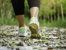 Женщина идя на тренировку следа внешнюю Jogging стоковые фотографии rf Женщина идя на тренировку следа внешнюю Jogging стоковые фотографии rf
