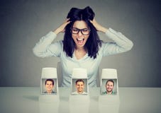 Женщина играя игру колдуя фокуса расстроенную с свиданием с незнакомым человеком стоковая фотография rf Женщина играя игру колдуя фокуса расстроенную с свиданием с незнакомым человеком стоковая фотография rf