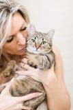 Женщина играя с домашним котом - прекрасным любимцем стоковые изображения rf Женщина играя с домашним котом - прекрасным любимцем стоковые изображения rf