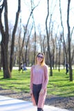 Женщина идя в парк и нося длинный свитер Стоковая Фотография RF Женщина идя в парк и нося длинный свитер Стоковая Фотография RF