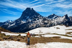 Женщина идя во французские горы Пиренеи, Pic du midi d Ossau Hiker в предпосылке стоковые фотографии rf Женщина идя во французские горы Пиренеи, Pic du midi d Ossau Hiker в предпосылке стоковые фотографии rf
