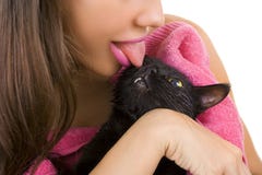 Женщина лижа милого черного скучного кота после ванны стоковое фото Женщина лижа милого черного скучного кота после ванны стоковое фото