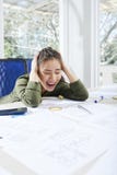Женщина имея пат на работе стоковая фотография Женщина имея пат на работе стоковая фотография