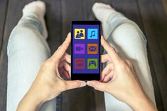 Женщина использует социальные сети с мобильным телефоном стоковое изображение Женщина использует социальные сети с мобильным телефоном стоковое изображение