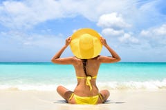 Женщина каникул пляжа лета наслаждаясь праздником солнца Женщина каникул пляжа лета наслаждаясь праздником солнца