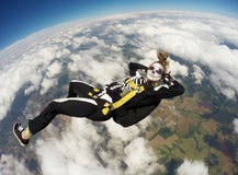 Женщина костюмировала скелет в свободном падении Стоковое Фото Женщина костюмировала скелет в свободном падении Стоковое Фото