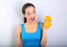 Женщина красивой excited потехи молодая здоровая с раскрытым владением рта стоковые изображения Женщина красивой excited потехи молодая здоровая с раскрытым владением рта стоковые изображения