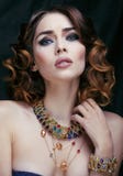 Женщина красоты богатая с роскошными украшениями выглядеть как зрелый конец вверх, яркий состав стоковое изображение rf Женщина красоты богатая с роскошными украшениями выглядеть как зрелый конец вверх, яркий состав стоковое изображение rf