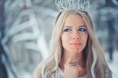 Женщина красоты зимы Красивая девушка фотомодели со стилем причесок и макияжем снега в макияже и маникюре леса зимы праздничных стоковое изображение Женщина красоты зимы Красивая девушка фотомодели со стилем причесок и макияжем снега в макияже и маникюре леса зимы праздничных стоковое изображение
