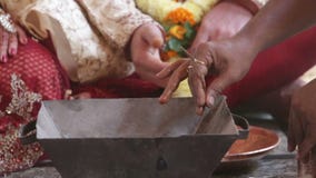 Женщина крупного плана местная делает ритуальные действия в баке камина Женщина крупного плана местная делает ритуальные действия в баке камина