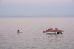 Женщина купая в Красном Море, Египте стоковое фото rf Женщина купая в Красном Море, Египте стоковое фото rf