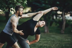 Женщина личной порции тренера полная на разминке улицы тучно стоковая фотография Женщина личной порции тренера полная на разминке улицы тучно стоковая фотография