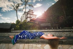Женщина моды в балийской гостинице, роскошном курорте и спа стоковая фотография rf Женщина моды в балийской гостинице, роскошном курорте и спа стоковая фотография rf