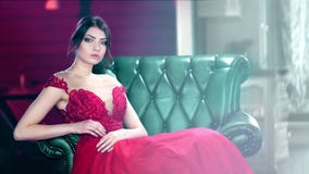 Женщина моды средней съемки красивая нося блестящее платье flirting и представляя смотрящ камеру видеоматериал Женщина моды средней съемки красивая нося блестящее платье flirting и представляя смотрящ камеру видеоматериал
