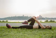 Женщина на пляже на заходе солнца стоковые фото Женщина на пляже на заходе солнца стоковые фото