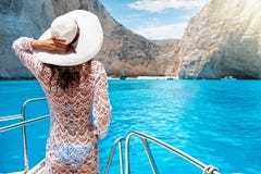 Женщина на яхте на острове Закинфа, Греции стоковое фото rf Женщина на яхте на острове Закинфа, Греции стоковое фото rf