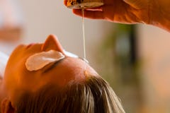 Женщина наслаждаясь массажем масла Ayurveda стоковое фото Женщина наслаждаясь массажем масла Ayurveda стоковое фото