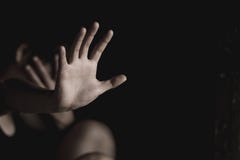 Женщина не делая НЕ или ОСТАНАВЛИВАЕТ жест с рукой, лекарствами стопа, насилием стопа против детей, останавливает насилие против стоковые изображения Женщина не делая НЕ или ОСТАНАВЛИВАЕТ жест с рукой, лекарствами стопа, насилием стопа против детей, останавливает насилие против стоковые изображения