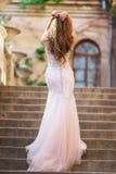 Женщина носит bridal роскошное платье стоковая фотография Женщина носит bridal роскошное платье стоковая фотография