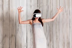 Женщина нося стекла VR, возбужденный, держа ее руки вверх, белый стоковые фото Женщина нося стекла VR, возбужденный, держа ее руки вверх, белый стоковые фото