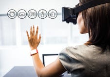Женщина нося шлемофон виртуальной реальности VR с интерфейсом стоковые фотографии rf Женщина нося шлемофон виртуальной реальности VR с интерфейсом стоковые фотографии rf