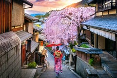 Женщина нося японское традиционное кимоно идя на исторический район Higashiyama весной, Киото в Японии стоковые фотографии rf Женщина нося японское традиционное кимоно идя на исторический район Higashiyama весной, Киото в Японии стоковые фотографии rf