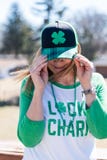 Женщина одела и подготавливает для торжества дня St. Patrick стоковые изображения Женщина одела и подготавливает для торжества дня St. Patrick стоковые изображения