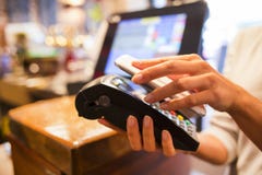 Женщина оплачивая с технологией NFC на мобильном телефоне, ресторане, ca стоковые изображения rf Женщина оплачивая с технологией NFC на мобильном телефоне, ресторане, ca стоковые изображения rf