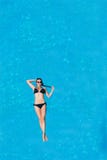 Женщина плавая над водой бассейна стоковое изображение Женщина плавая над водой бассейна стоковое изображение