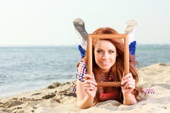 женщина перемещения удерживания рамки принципиальной схемы стоковые фотографии rf женщина перемещения удерживания рамки принципиальной схемы стоковые фотографии rf