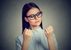 Женщина перфекциониста смотря ногти преследуя о чистоте стоковые изображения rf Женщина перфекциониста смотря ногти преследуя о чистоте стоковые изображения rf