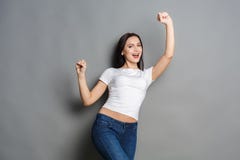 Женщина показывать при поднятые оружия, наслаждаясь успехом стоковые фото Женщина показывать при поднятые оружия, наслаждаясь успехом стоковые фото