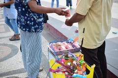 Женщина покупает конфету хлопка к традиционному продавцу стоковые фотографии rf Женщина покупает конфету хлопка к традиционному продавцу стоковые фотографии rf