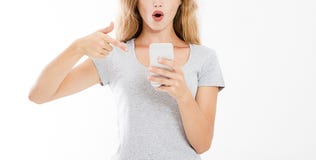 Женщина портрета современная сексуальная указала на smartphone, видя что плохая новость или фото с stunned эмоцией на стороне рас стоковая фотография Женщина портрета современная сексуальная указала на smartphone, видя что плохая новость или фото с stunned эмоцией на стороне рас стоковая фотография