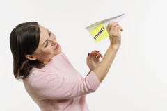 Женщина посылает к небу абстрактный самолет подписанный бедностью слова стоковые фотографии rf Женщина посылает к небу абстрактный самолет подписанный бедностью слова стоковые фотографии rf