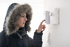 Женщина при теплая одежда чувствуя холод внутри дома стоковое изображение rf Женщина при теплая одежда чувствуя холод внутри дома стоковое изображение rf