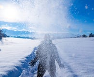 Женщина принимает снег порошка в ее руках и бросает ее в воздухе стоковые фото Женщина принимает снег порошка в ее руках и бросает ее в воздухе стоковые фото