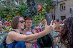 Женщина принимая selfie на гей-парад 2018 Парижа стоковое изображение Женщина принимая selfie на гей-парад 2018 Парижа стоковое изображение