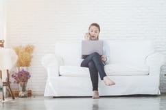 Женщина работая в ее комнате стоковая фотография Женщина работая в ее комнате стоковая фотография